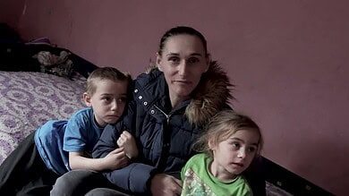 „Ћутала сам из страха, где ћу са осморо деце?” – Одузимање деце због сиромаштва (видео) „Ћутала сам из страха, где ћу са осморо деце?” – Одузимање деце због сиромаштва (видео)