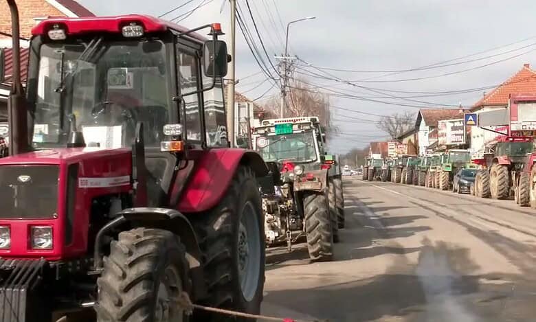 Пољопривредници из Мрчајеваца радикализују протест: Најављују тоталну блокаду (видео) Пољопривредници из Мрчајеваца радикализују протест: Најављују тоталну блокаду (видео)