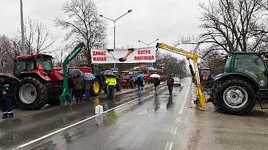 Пољопривредници радикализовали протест, тоталне или вишесатне блокаде на више од 50 саобраћајница широм Србије (видео) Пољопривредници радикализовали протест, тоталне или вишесатне блокаде на више од 50 саобраћајница широм Србије (видео)