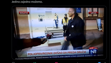 Погледајте како се револтирани ветеран из удружења "Наше млеко" раздужио испред полицијске станице у Богатићу (видео) Погледајте како се револтирани ветеран из удружења "Наше млеко" раздужио испред полицијске станице у Богатићу (видео)