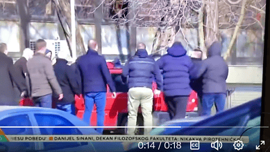 Овако су данас Вучићеве банде криминалаца терорисале Бор и пребијале посматраче на изборима (видео) Овако су данас Вучићеве банде криминалаца терорисале Бор и пребијале посматраче на изборима (видео)