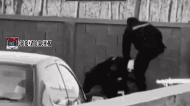 ШУТИРА ГА ВЕЗАНОГ У ГЛАВУ! Полицијско иживљавање над пољопривредником из Мачве (видео) ШУТИРА ГА ВЕЗАНОГ У ГЛАВУ! Полицијско иживљавање над пољопривредником из Мачве (видео)