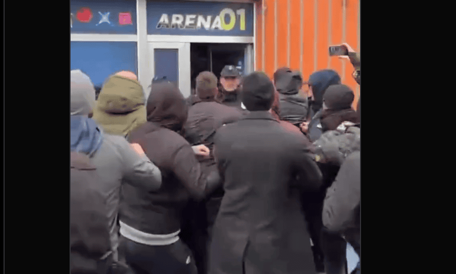 Народ у Црвенки спречава крађу гласова док полиција лади јаја! (видео) Народ у Црвенки спречава крађу гласова док полиција лади јаја! (видео)