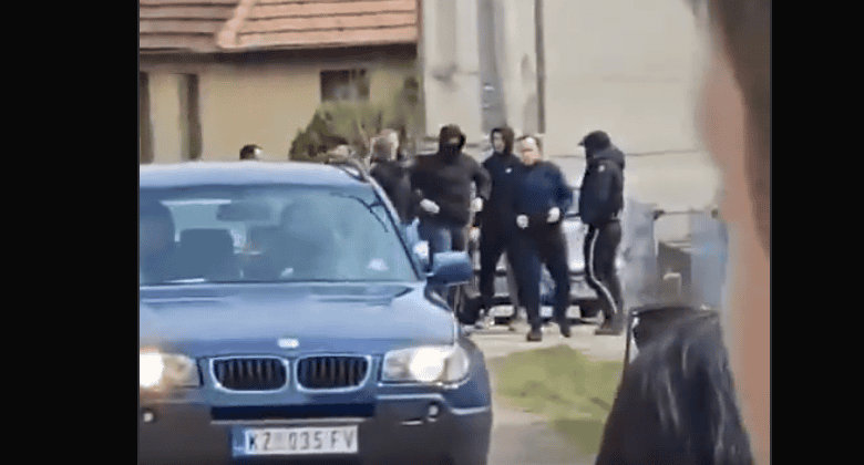 Режимски батинаши најурени из села покојне Станике Глигоријевић која је убијена на наплатној рампи Дољевац! (видео) Режимски батинаши најурени из села покојне Станике Глигоријевић која је убијена на наплатној рампи Дољевац! (видео)