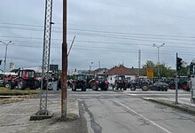Блокирани скоро сви путни правци ка Краљеву, пољопривредници огорчени због ПОЛИЦИЈСКОГ ИЖИВЉАВАЊА у Богатићу (видео) Блокирани скоро сви путни правци ка Краљеву, пољопривредници огорчени због ПОЛИЦИЈСКОГ ИЖИВЉАВАЊА у Богатићу (видео)