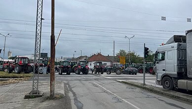 Блокирани скоро сви путни правци ка Краљеву, пољопривредници огорчени због ПОЛИЦИЈСКОГ ИЖИВЉАВАЊА у Богатићу (видео) Блокирани скоро сви путни правци ка Краљеву, пољопривредници огорчени због ПОЛИЦИЈСКОГ ИЖИВЉАВАЊА у Богатићу (видео)