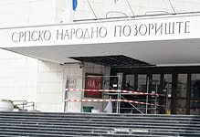 Пали делови са надстрешнице на улазу у Српско народно позориште у Новом Саду Пали делови са надстрешнице на улазу у Српско народно позориште у Новом Саду