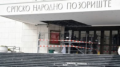Пали делови са надстрешнице на улазу у Српско народно позориште у Новом Саду Пали делови са надстрешнице на улазу у Српско народно позориште у Новом Саду