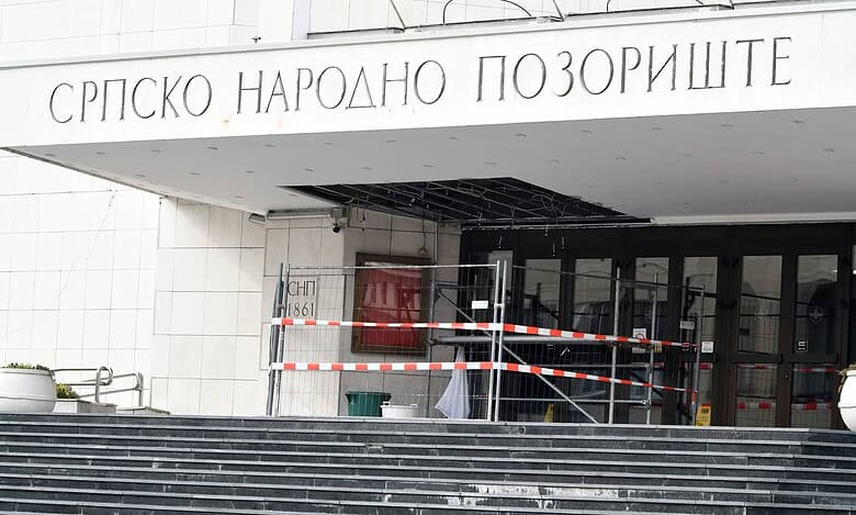 Пали делови са надстрешнице на улазу у Српско народно позориште у Новом Саду Пали делови са надстрешнице на улазу у Српско народно позориште у Новом Саду