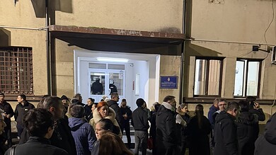 Пет насумично ухапшених пољопривредника претучено је у Полицијској станици у Богатићу, једном од њих поломљена је рука! Пет насумично ухапшених пољопривредника претучено је у Полицијској станици у Богатићу, једном од њих поломљена је рука!