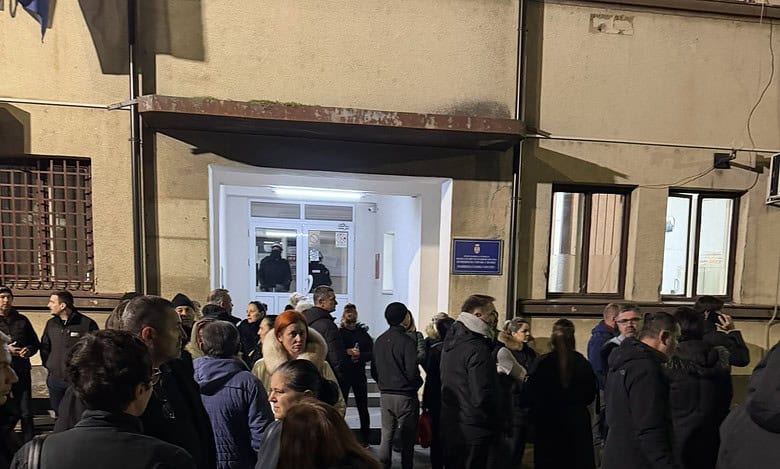 Пет насумично ухапшених пољопривредника претучено је у Полицијској станици у Богатићу, једном од њих поломљена је рука! Пет насумично ухапшених пољопривредника претучено је у Полицијској станици у Богатићу, једном од њих поломљена је рука!