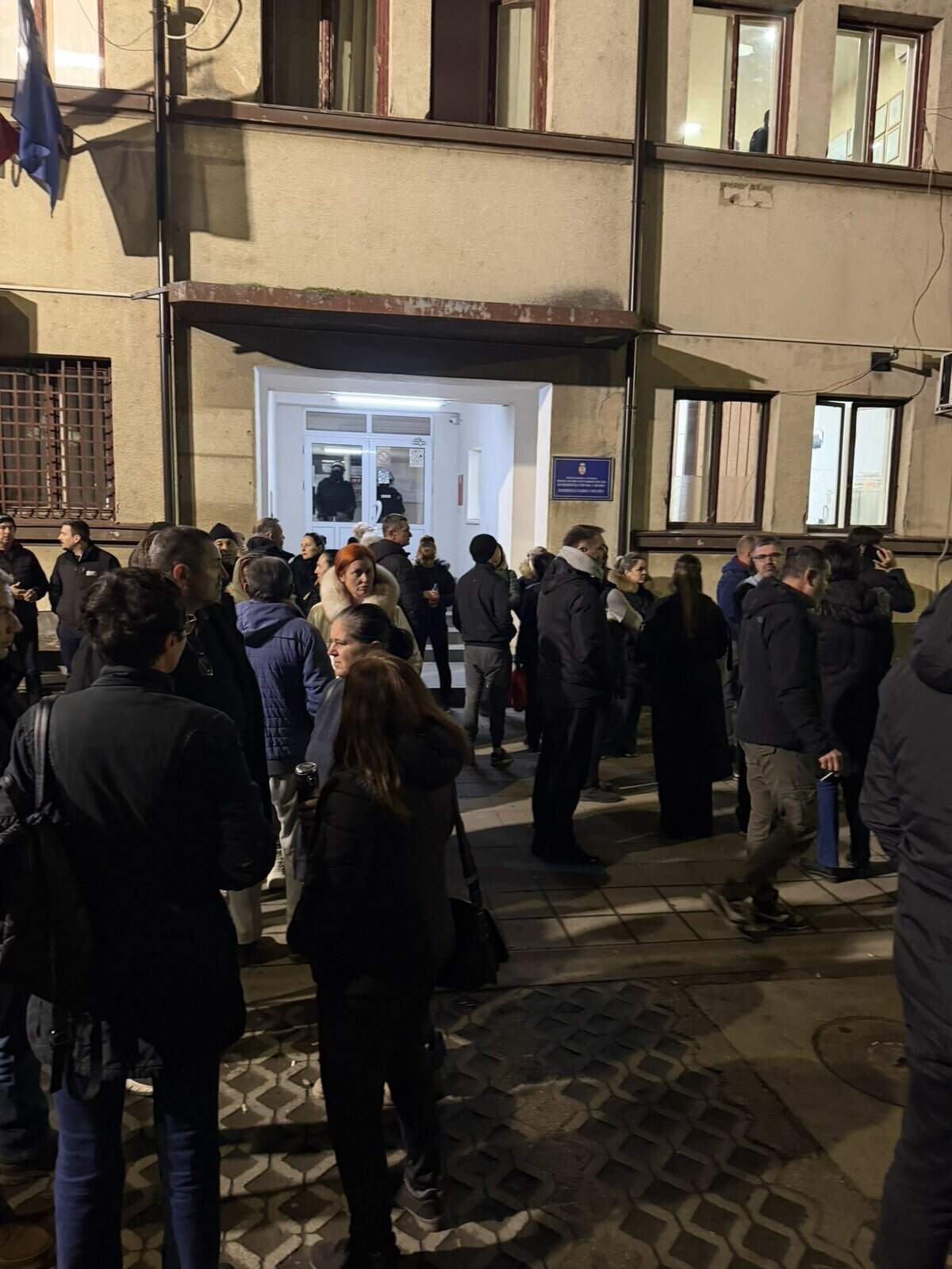 Пет насумично ухапшених пољопривредника претучено је у Полицијској станици у Богатићу, једном од њих поломљена је рука! Пет насумично ухапшених пољопривредника претучено је у Полицијској станици у Богатићу, једном од њих поломљена је рука!