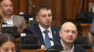 "Муж тужитељке која је читала записник о завојима, тањирима и гас маскама у Ректорату је посланик СНС": Прославио се простачким понашањем у Скупштини