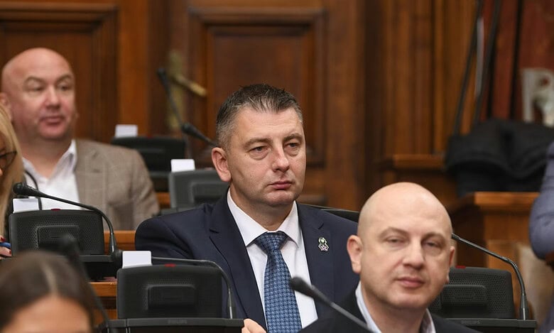 "Муж тужитељке која је читала записник о завојима, тањирима и гас маскама у Ректорату је посланик СНС": Прославио се простачким понашањем у Скупштини "Муж тужитељке која је читала записник о завојима, тањирима и гас маскама у Ректорату је посланик СНС": Прославио се простачким понашањем у Скупштини