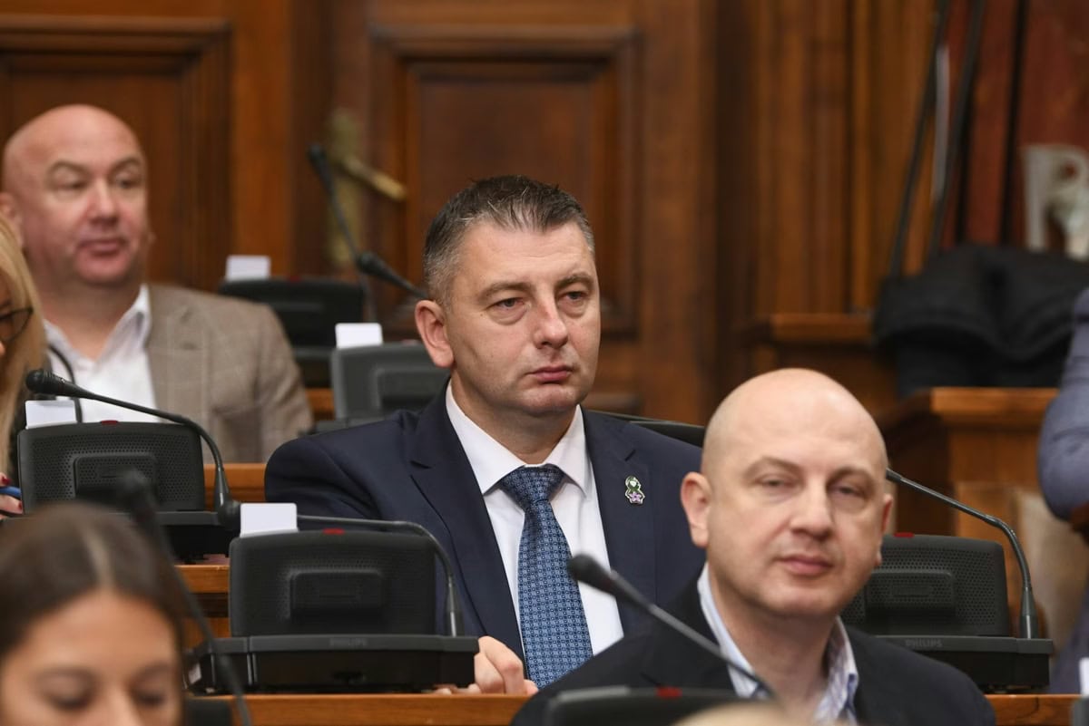 "Муж тужитељке која је читала записник о завојима, тањирима и гас маскама у Ректорату је посланик СНС": Прославио се простачким понашањем у Скупштини