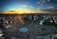 Масовано окупљање озлојеђеног и бесног народа на Славији (видео) Масовано окупљање озлојеђеног и бесног народа на Славији (видео)