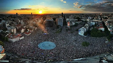 Масовано окупљање озлојеђеног и бесног народа на Славији (видео) Масовано окупљање озлојеђеног и бесног народа на Славији (видео)