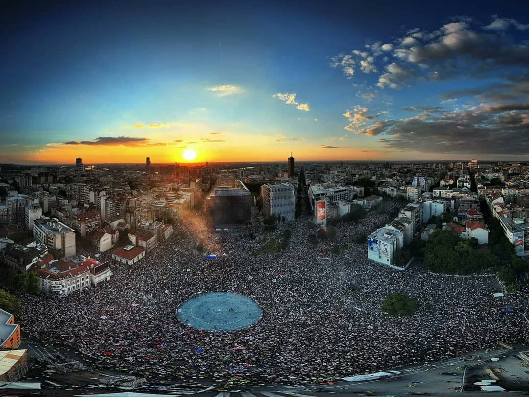 Масовано окупљање озлојеђеног и бесног народа на Славији (видео)