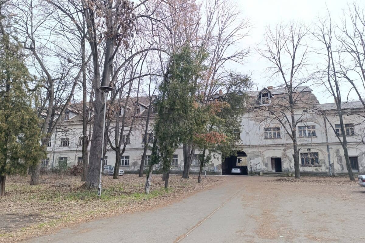 Спорни комплекс на месту касарне: Радови пријављени, породице нису расељене, случај пред Уставним судом