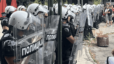 Сузавац, кордон и хапшења: Полиција тера Ужичане са трга, народ скандира „Ухапсите Вучића“, град у ванредном стању (видео)