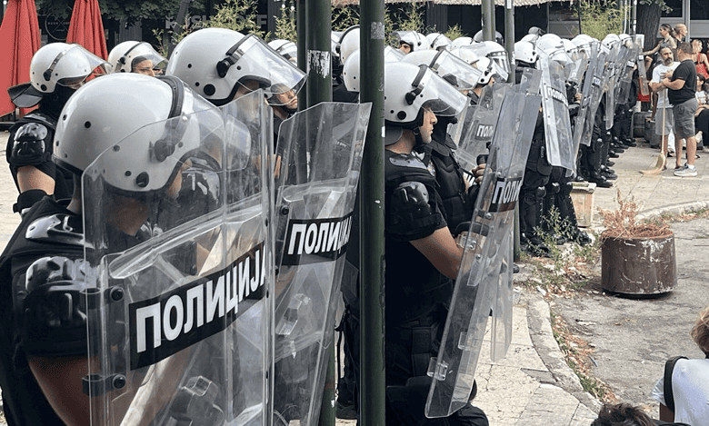 Сузавац, кордон и хапшења: Полиција тера Ужичане са трга, народ скандира „Ухапсите Вучића“, град у ванредном стању (видео) Сузавац, кордон и хапшења: Полиција тера Ужичане са трга, народ скандира „Ухапсите Вучића“, град у ванредном стању (видео)