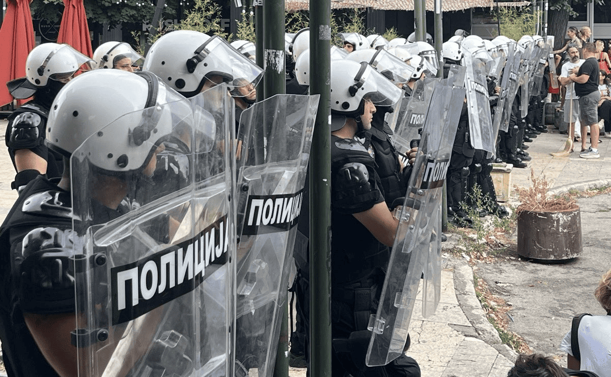 Сузавац, кордон и хапшења: Полиција тера Ужичане са трга, народ скандира „Ухапсите Вучића“, град у ванредном стању (видео) Сузавац, кордон и хапшења: Полиција тера Ужичане са трга, народ скандира „Ухапсите Вучића“, град у ванредном стању (видео)