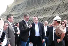 Група званичника разговара на градилишту у Србији.