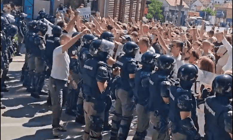 Браво Ниш! Народ у Нишу еуво-вадикале и жвалавог еуво-вадикалног месију дочекао јајима и протестима! (видео) Браво Ниш! Народ у Нишу еуво-вадикале и жвалавог еуво-вадикалног месију дочекао јајима и протестима! (видео)