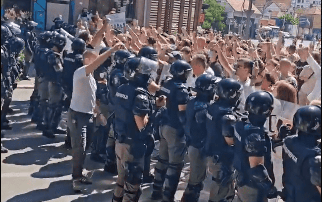 Браво Ниш! Народ у Нишу еуво-вадикале и жвалавог еуво-вадикалног месију дочекао јајима и протестима! (видео) Браво Ниш! Народ у Нишу еуво-вадикале и жвалавог еуво-вадикалног месију дочекао јајима и протестима! (видео)