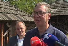Вучић говори на јавном скупу са медијским екипама у позадини.