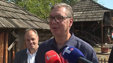 Вучић говори на јавном скупу са медијским екипама у позадини.