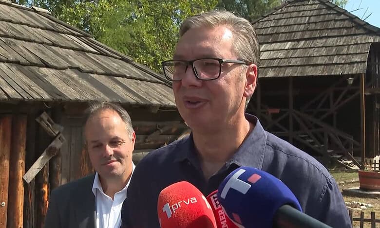 Вучић говори на јавном скупу са медијским екипама у позадини.