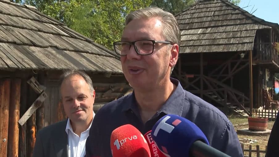 Вучић говори на јавном скупу са медијским екипама у позадини.