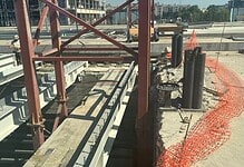 Да ли је Железничка станица Нови Београд затворена зато што ПУЦАЈУ НОСЕЋИ СТУБОВИ? (видео)