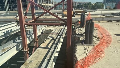 Да ли је Железничка станица Нови Београд затворена зато што ПУЦАЈУ НОСЕЋИ СТУБОВИ? (видео)