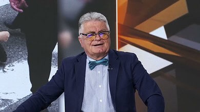 Бивши политичар са плавим одрезцима и плавом папирном краватом на ТВ студију.