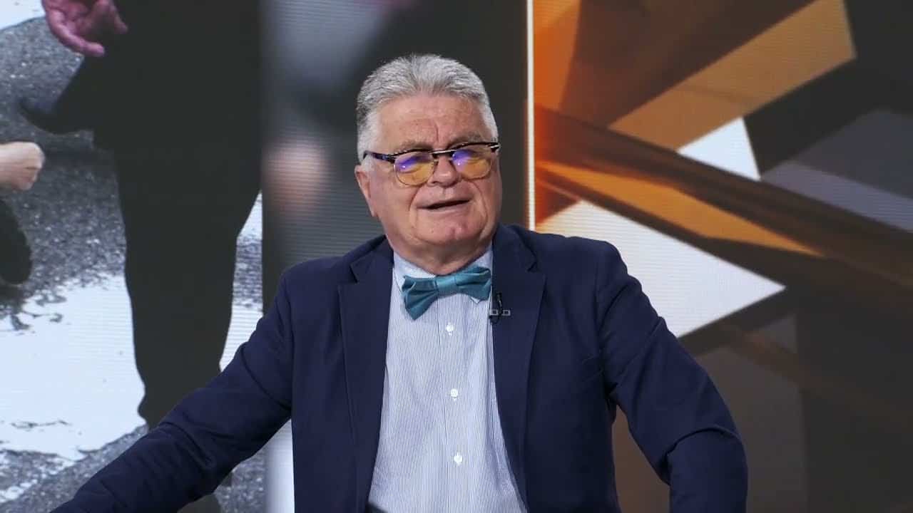 Бивши политичар са плавим одрезцима и плавом папирном краватом на ТВ студију.