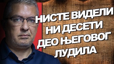 Милан Думановић у близини са поруком о дезинформацијама.