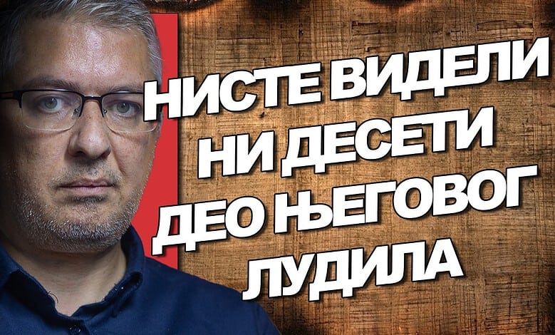 Милан Думановић: Одобрена му је квота за дозвољен број мртвих и рањених!? (видео) Милан Думановић у близини са поруком о дезинформацијама.