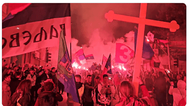 Масовни демонстрације у Лазаревцу са заставама и плакатима.