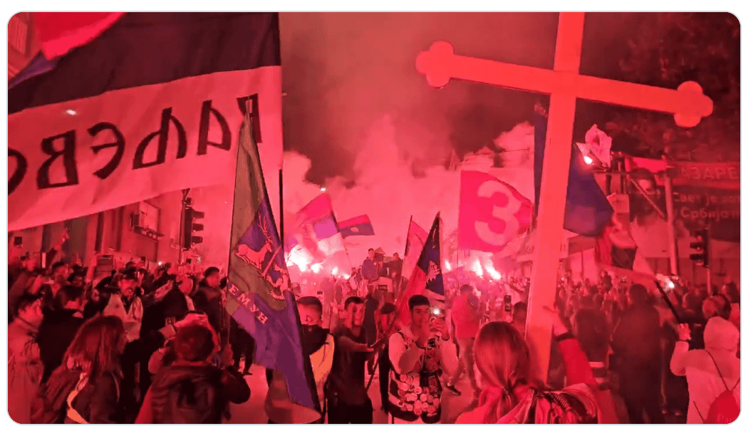 Масовни демонстрације у Лазаревцу са заставама и плакатима.