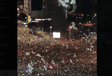 Масовни протести у Србији са великим бројем грађана и српским заставама.