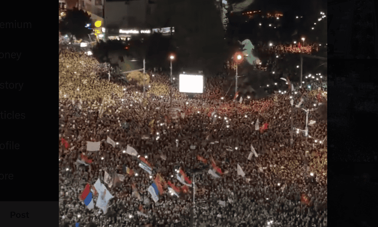 Масовни протести у Србији са великим бројем грађана и српским заставама.