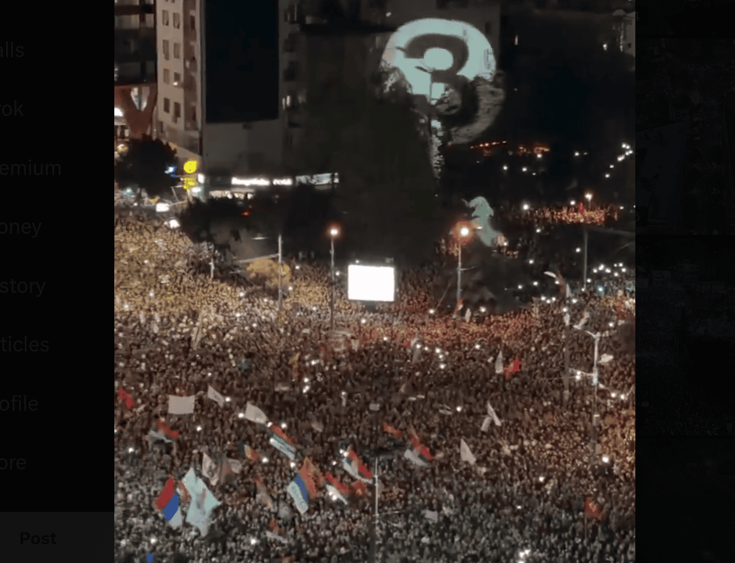 Масовни протести у Србији са великим бројем грађана и српским заставама.