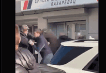Српска заједница у Лазаревцу: сукоб испред зграде.