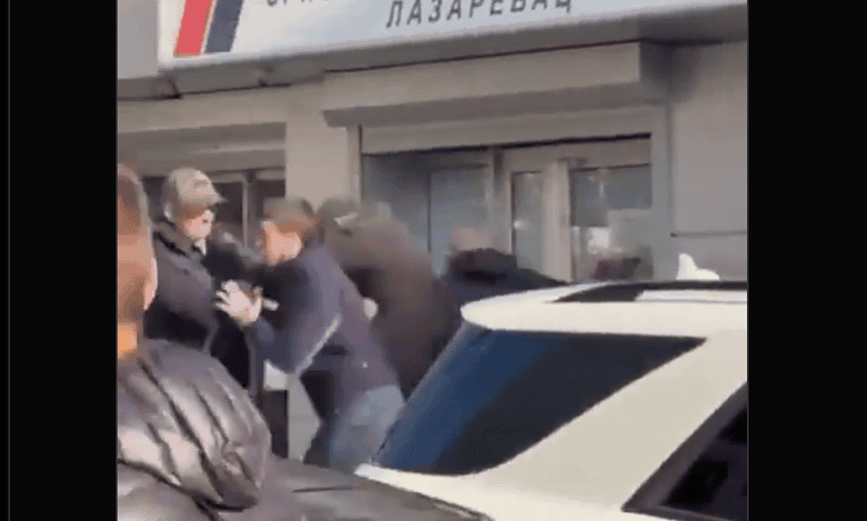 Српска заједница у Лазаревцу: сукоб испред зграде.