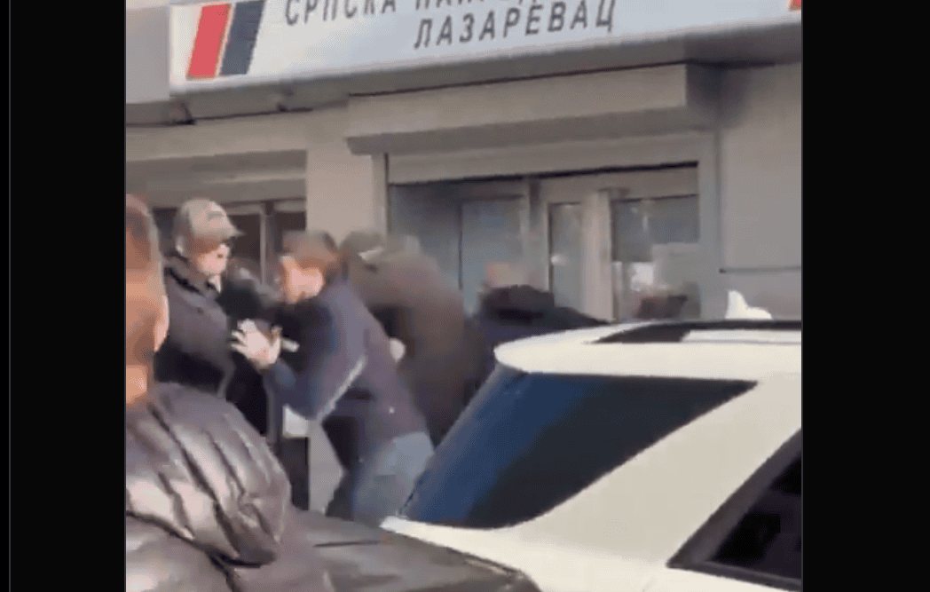 Српска заједница у Лазаревцу: сукоб испред зграде.