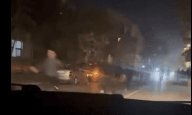 Снимак са улице у Лазаревцу током вечерњег протеста на километру.