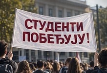 Студенти на протесту држе транспарент 'Студенти побеђују!',' у центру Београда.