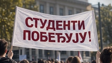 Студенти поручили: У четвртак на Славији завршни скуп! То је место које памти наше највеће тренутке заједништва, снаге и победе! Студенти на протесту држе транспарент 'Студенти побеђују!',' у центру Београда.